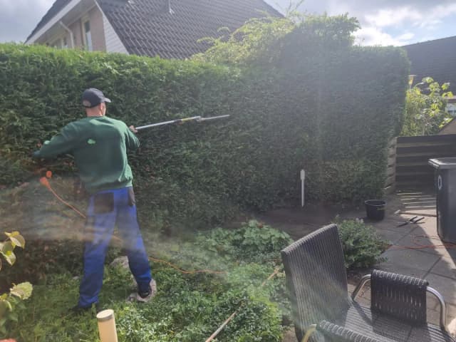 Tuingericht gardener at work